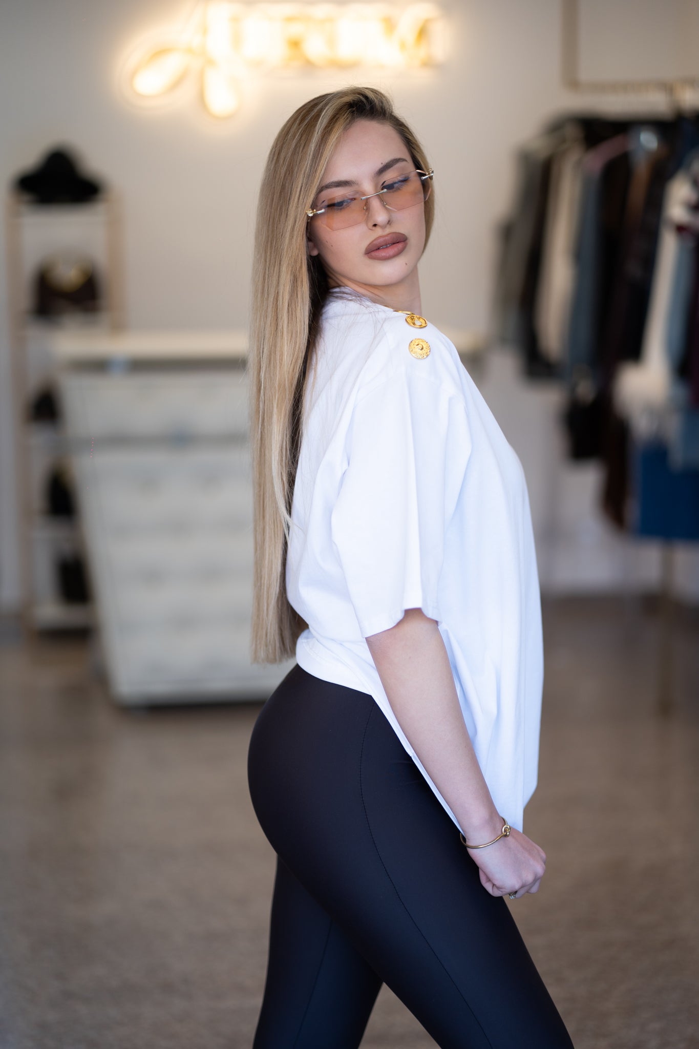 Бяла тениска със златни копчета