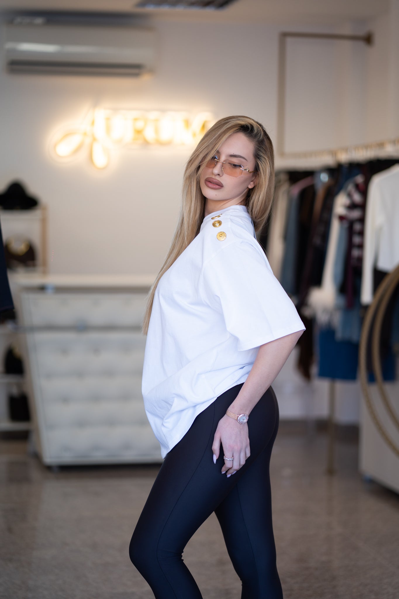 Бяла тениска със златни копчета