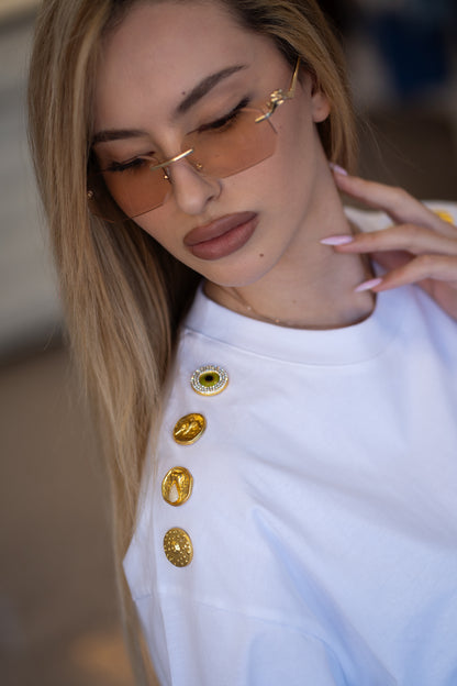 Бяла тениска със златни копчета